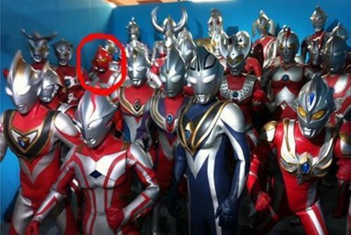 网红变身奥特曼视频播放,视频播放引发热潮